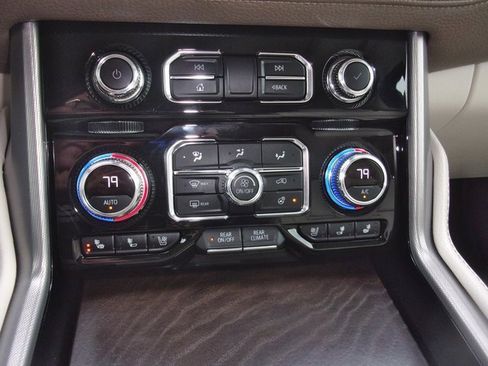 Used 2024 GMC Yukon XL Denali w/ Advanced Technology Package image 29