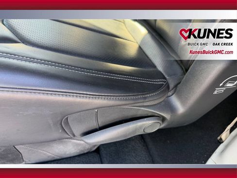 Used 2023 Chrysler Pacifica Touring-L FWD image 8