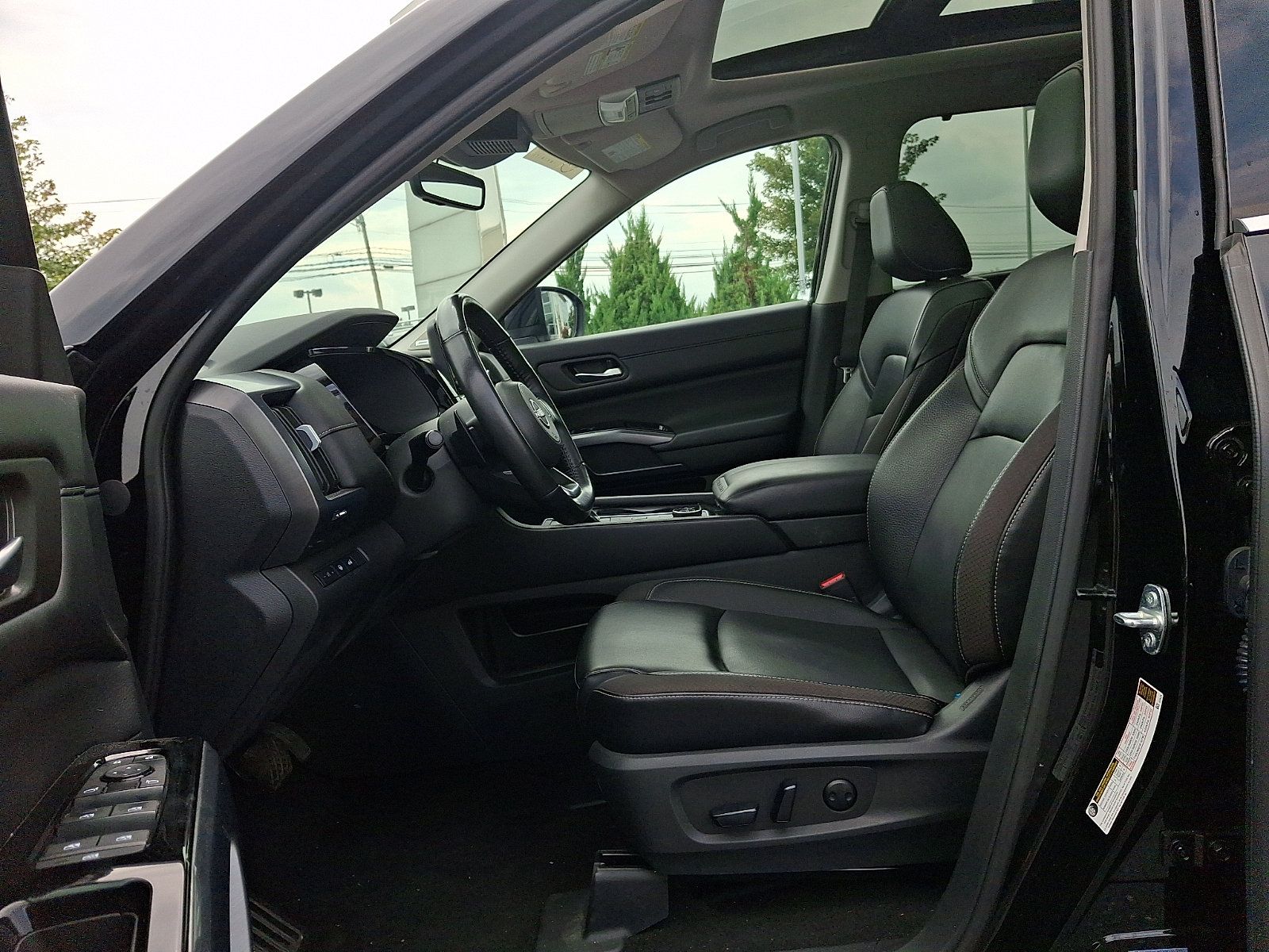 Used 2024 Nissan Pathfinder SL w/ SL Premium Package AWD/4WD image 16