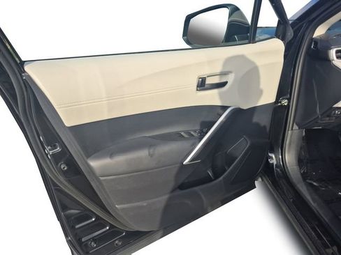 Used 2024 Toyota Corolla Cross L image 11