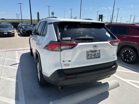 Used 2021 Toyota RAV4 XLE w/ Convenience Package FWD image 10