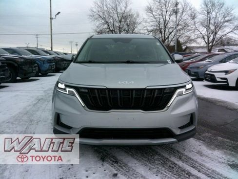 Used 2023 Kia Carnival LX image 6