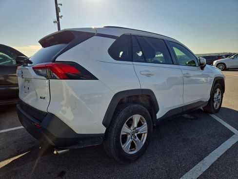 Used 2019 Toyota RAV4 XLE w/ Convenience Package FWD image 4