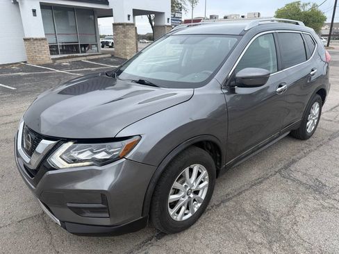 Used 2017 Nissan Rogue SV image 3