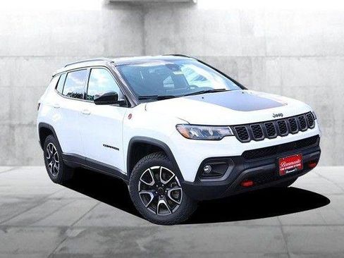 Used 2025 Jeep Compass Trailhawk w/ Trailer Tow Group AWD/4WD image 2