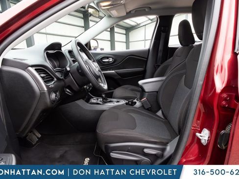 Used 2019 Jeep Cherokee Latitude w/ Popular Appearance Group FWD image 3