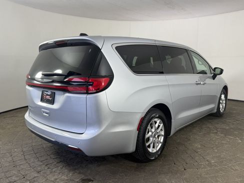 Used 2024 Chrysler Pacifica Touring-L FWD image 9