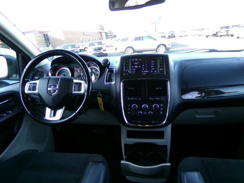 Used 2019 Dodge Grand Caravan SE w/ UConnect Hands-Free Group image 30