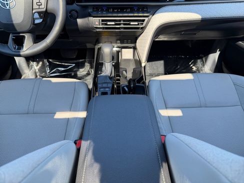 Used 2025 Toyota Camry XLE AWD/4WD image 13
