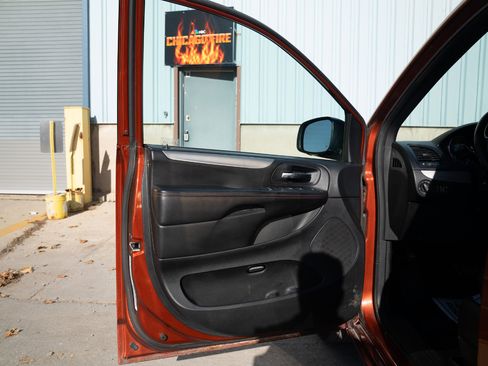 Used 2012 Dodge Grand Caravan R/T w/ Driver Convenience Group image 18