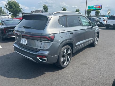 Used 2025 Volkswagen Taos SE AWD/4WD image 3