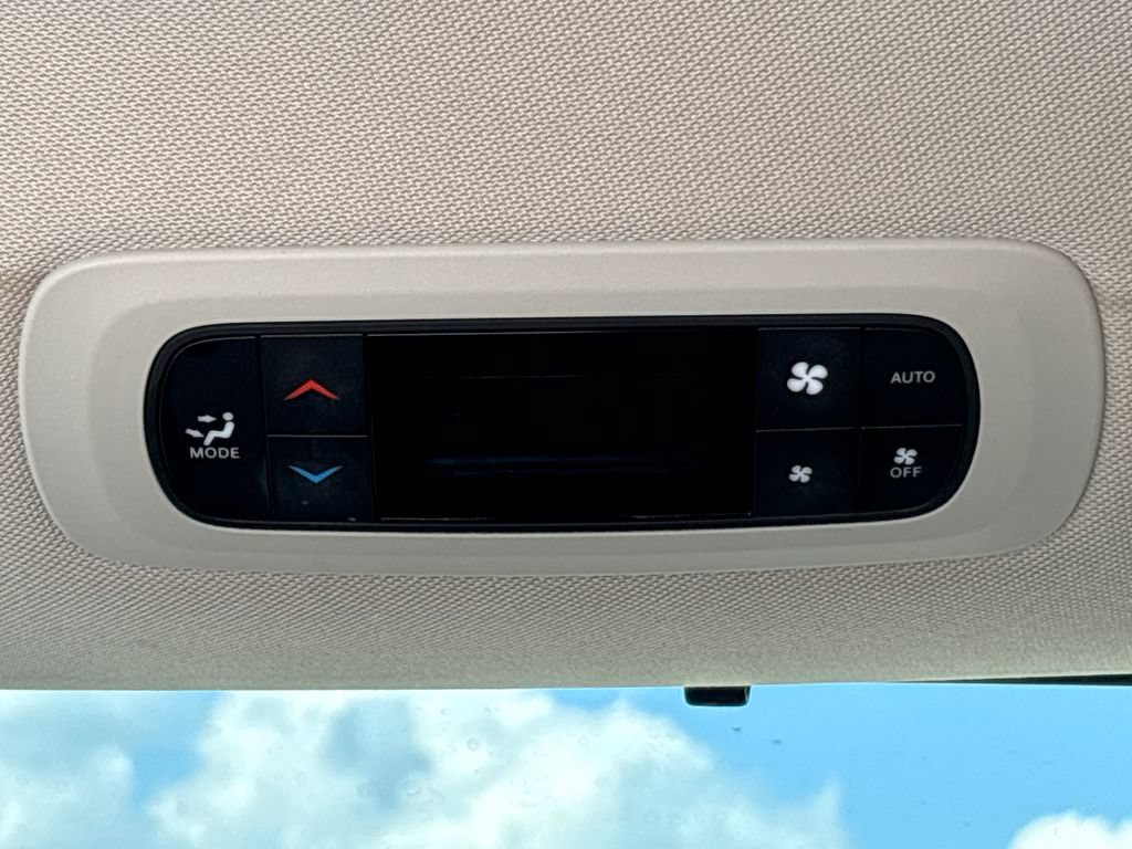 Used 2024 Chrysler Pacifica Touring-L FWD image 43