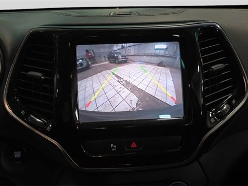 Used 2019 Jeep Cherokee Limited image 22