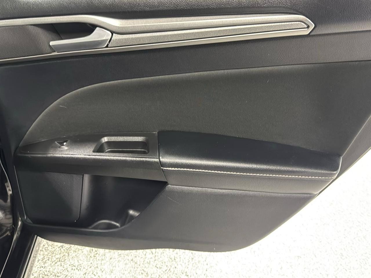 Used 2019 Ford Fusion SE FWD image 11