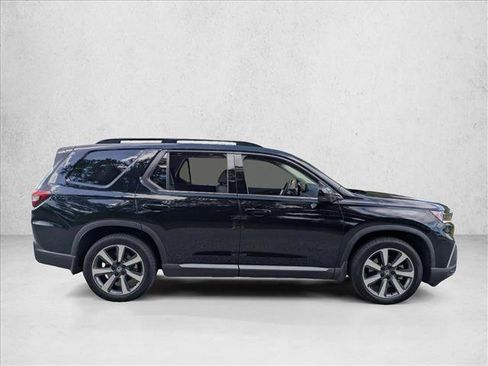 Used 2025 Honda Pilot Touring image 2