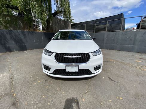 Used 2024 Chrysler Pacifica Limited FWD image 9