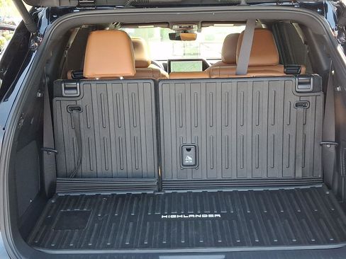 Used 2025 Toyota Highlander Platinum image 30