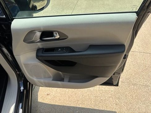Used 2023 Chrysler Pacifica Touring-L AWD/4WD image 32