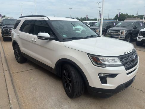 Used 2018 Ford Explorer XLT w/ XLT Appearance Package AWD/4WD image 4