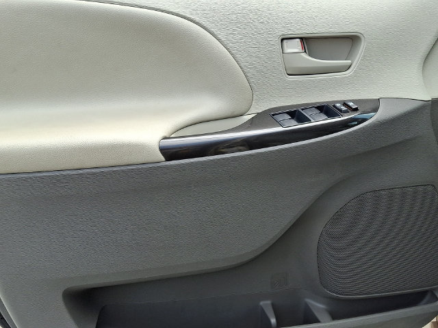Used 2013 Toyota Sienna LE w/ Towing Pkg FWD image 15