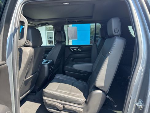 Used 2022 Chevrolet Suburban LT w/ LT Signature Package AWD/4WD image 6
