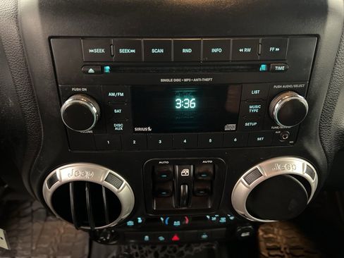 Used 2018 Jeep Wrangler Unlimited Sahara image 9