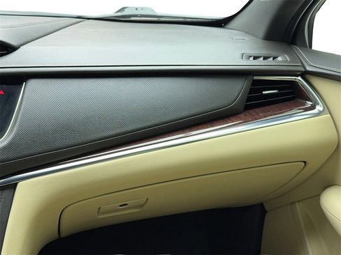 Used 2018 Cadillac XT5 Luxury w/ Driver Awareness Package image 19