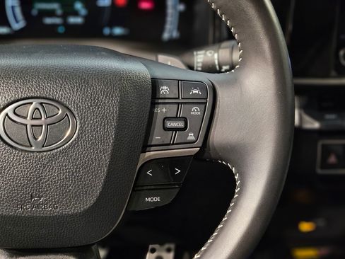 Used 2025 Toyota Camry SE image 28