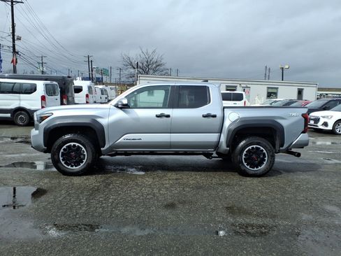 Used 2024 Toyota Tacoma TRD Off-Road image 4