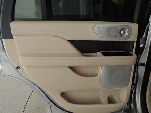 Used 2021 Lincoln Navigator Reserve w/ Luxury Package image 17