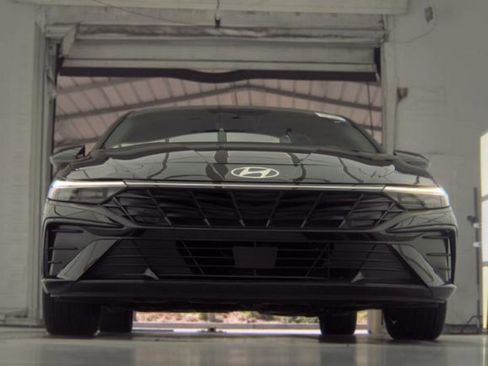 Used 2025 Hyundai Elantra SEL FWD image 3