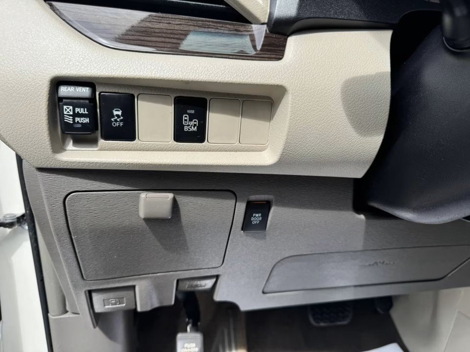 Used 2015 Toyota Sienna XLE FWD image 23