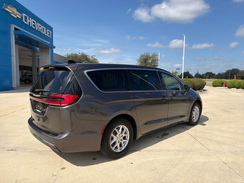 Used 2023 Chrysler Pacifica Touring-L FWD image 14