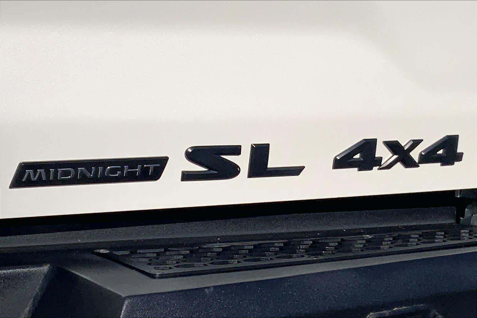 Used 2018 Nissan Titan SL w/ Midnight Edition AWD/4WD image 10