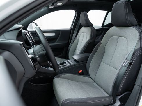 Certified 2025 Volvo XC40 B5 Core image 13