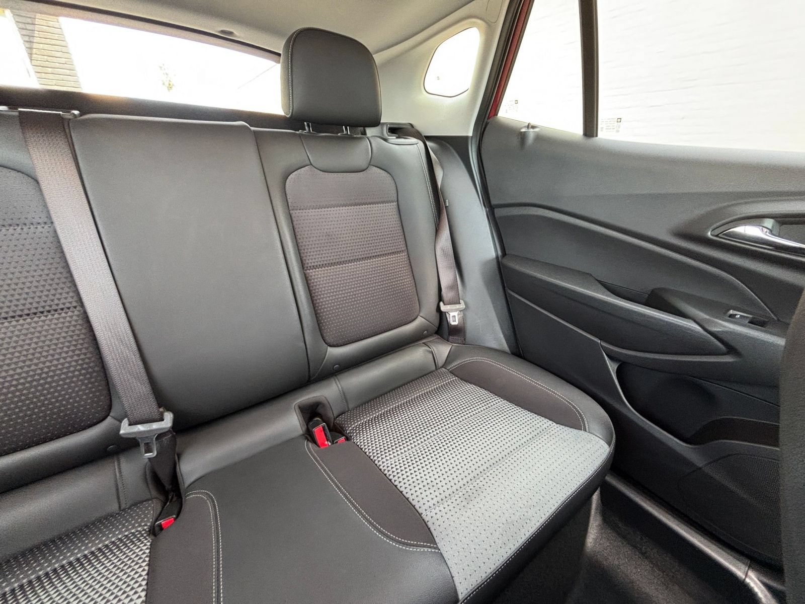 Used 2025 Chevrolet Trax LT w/ LT Convenience Package FWD image 35