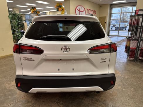 Used 2024 Toyota Corolla Cross XLE w/ Convenience Package image 12