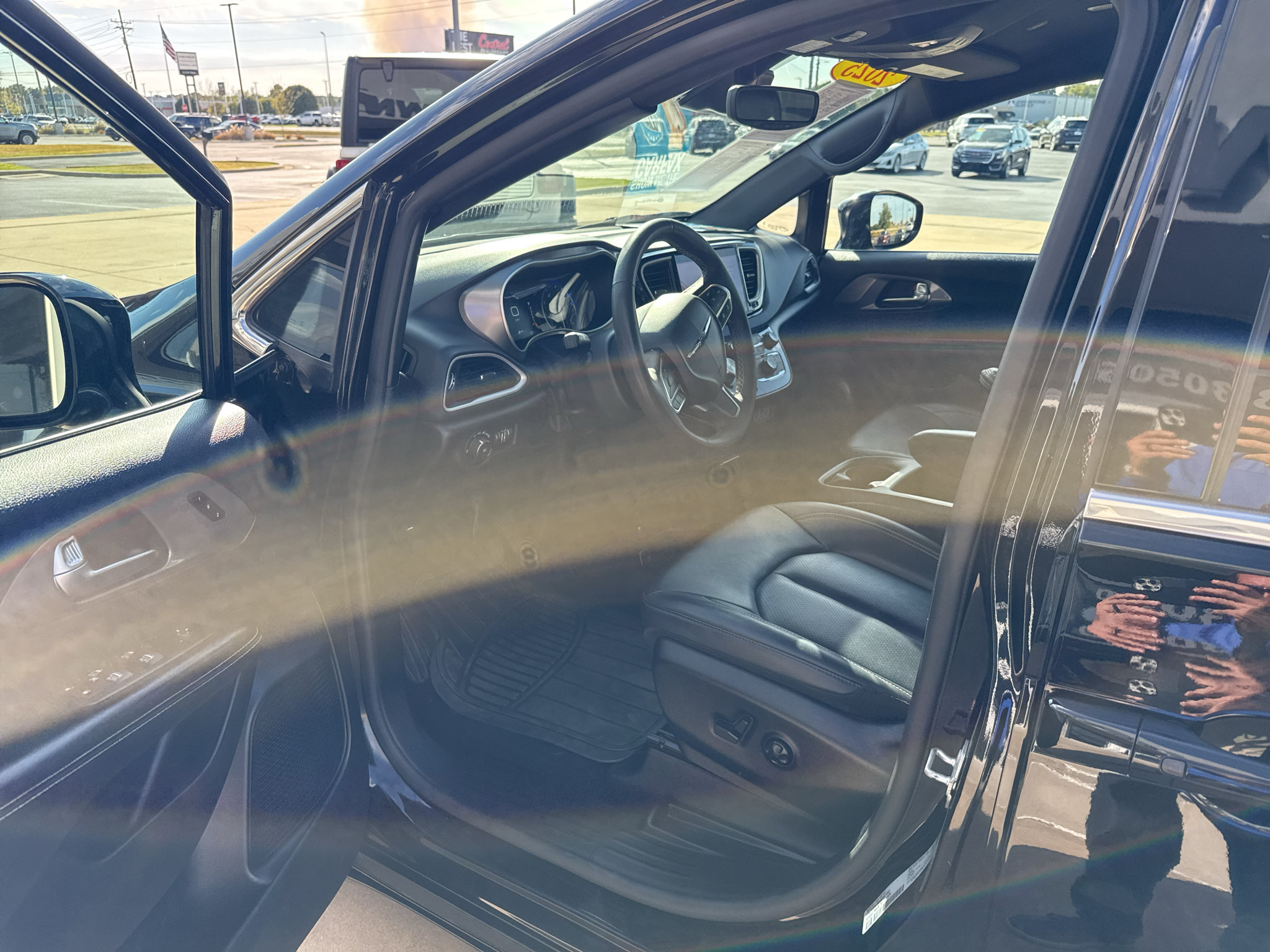 Used 2025 Chrysler Pacifica Select FWD image 15