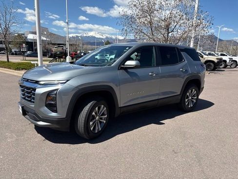 Used 2025 Chevrolet Equinox LT AWD/4WD image 3