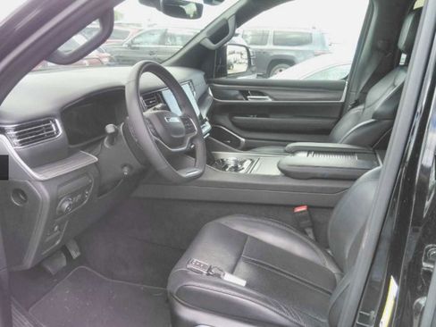 Used 2024 Jeep Wagoneer L Series II w/ Flexible Seating Group AWD/4WD image 3