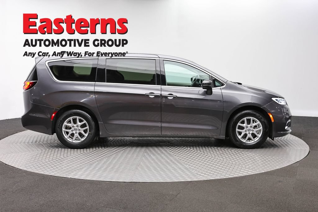 Used 2023 Chrysler Pacifica Touring-L FWD image 6