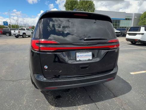 Used 2025 Chrysler Pacifica Limited FWD image 7