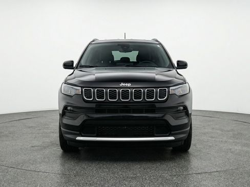 Used 2025 Jeep Compass Latitude image 2