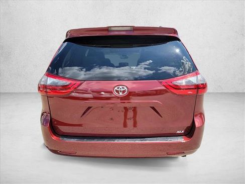 Used 2020 Toyota Sienna XLE w/ XLE Navigation Package FWD image 6