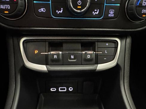Used 2024 GMC Terrain SLT AWD/4WD image 30