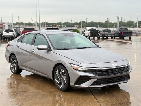 Used 2025 Hyundai Elantra SEL image 3