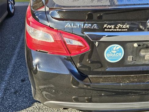 Used 2016 Nissan Altima 2.5 SR w/ Interior Lighting Package image 10