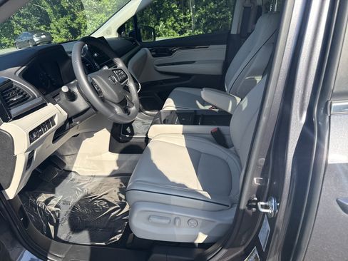 Used 2025 Honda Odyssey Touring image 13