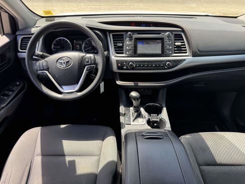 Used 2019 Toyota Highlander LE AWD/4WD image 19