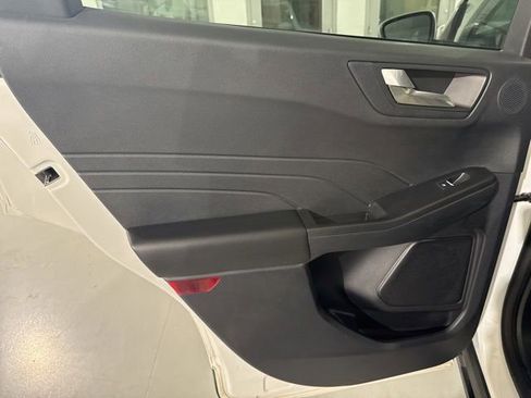 Used 2022 Ford Escape SEL w/ Technology Package FWD image 17